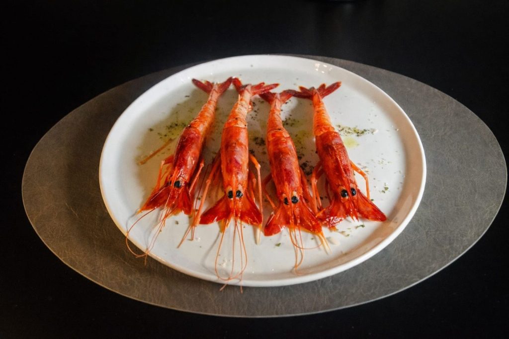 gambero rosso di Ortigia crudo servito alla Locanda Sikè ristorante di pesce a Siracusa