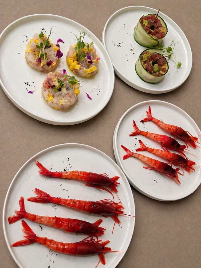 Crudi di mare Locanda Sikè a Siracusa in Corso Umberto: gambero rosso di Ortigia, tartare di spigola e mango e tartare di tonno con avocado e olio di cenere