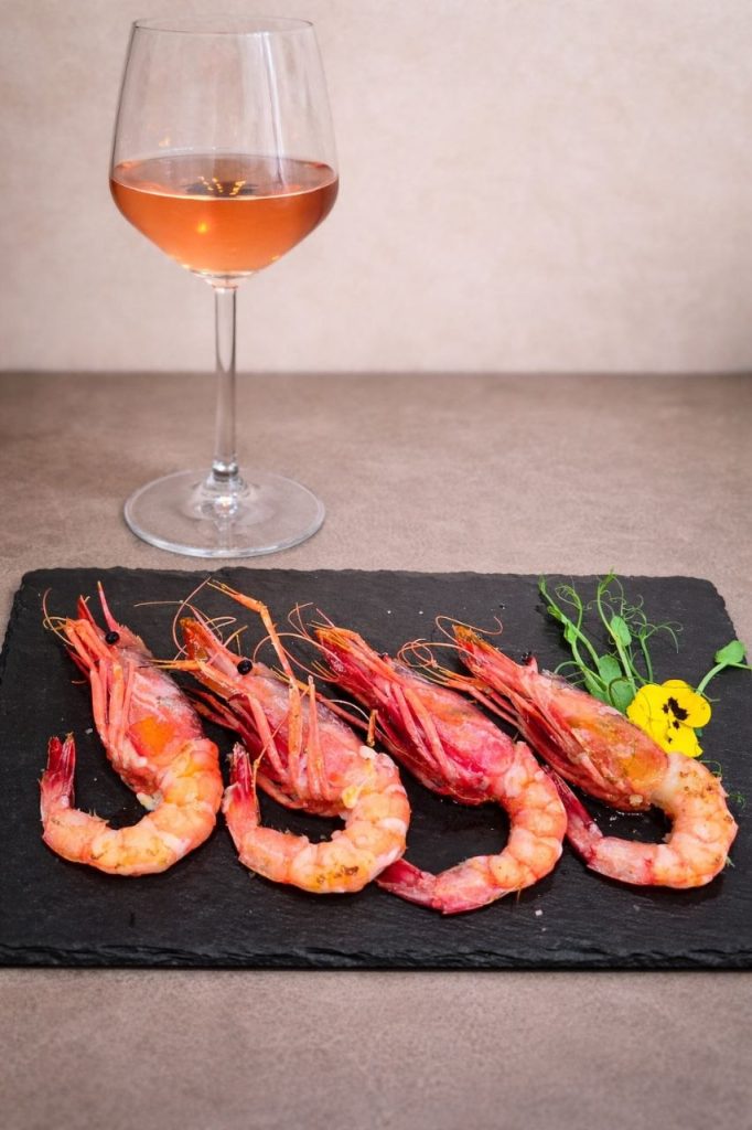 Gambero rosso di Ortigia grigliato e vino naturale siciliano a Siracusa