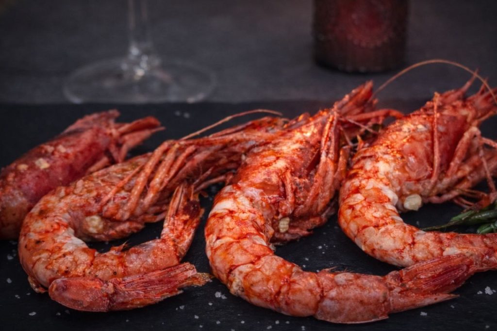 Gambero rosso di Ortigia arrosto servito su pietra con olio e sale, in ristorante di pesce a Siracusa in Corso Umberto
