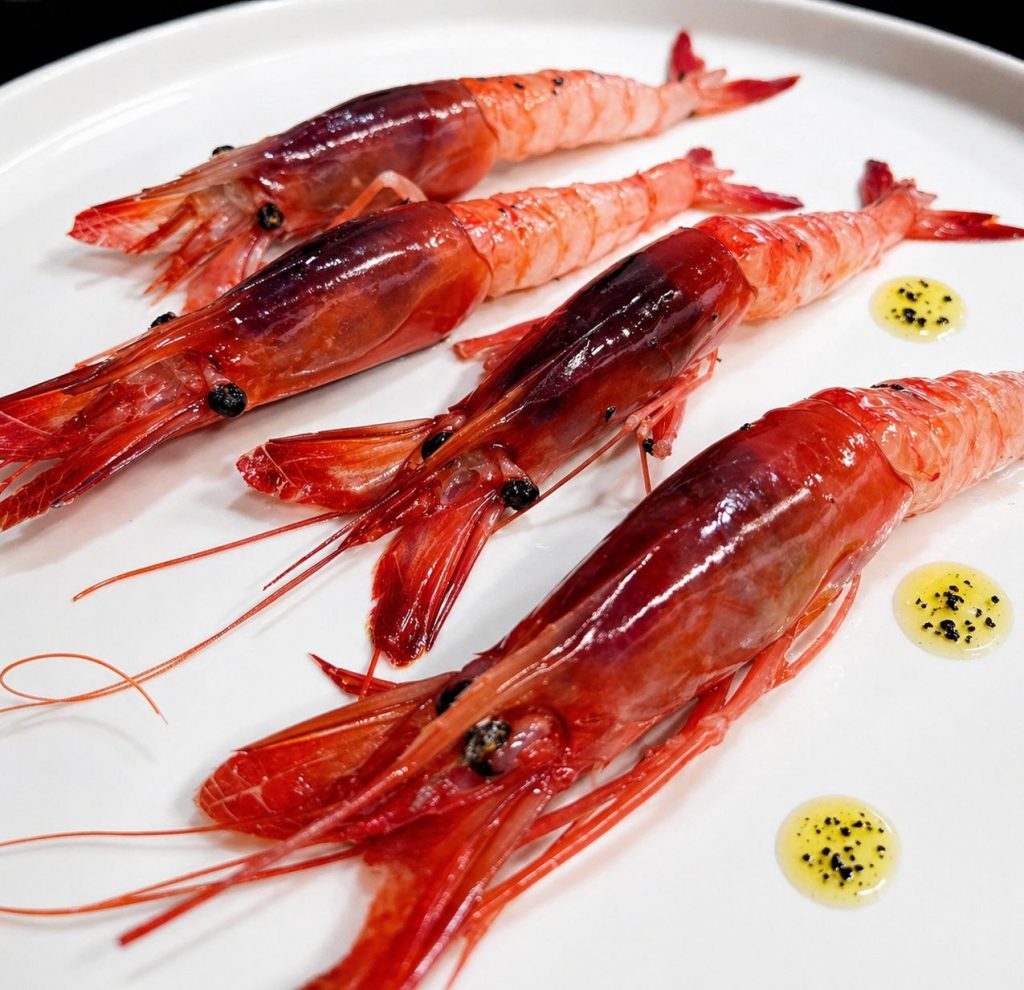 Gambero rosso di Ortigia crudo servito a Siracusa, Locanda Sikè in Corso Umberto, ristorante di pesce vicino Ortigia