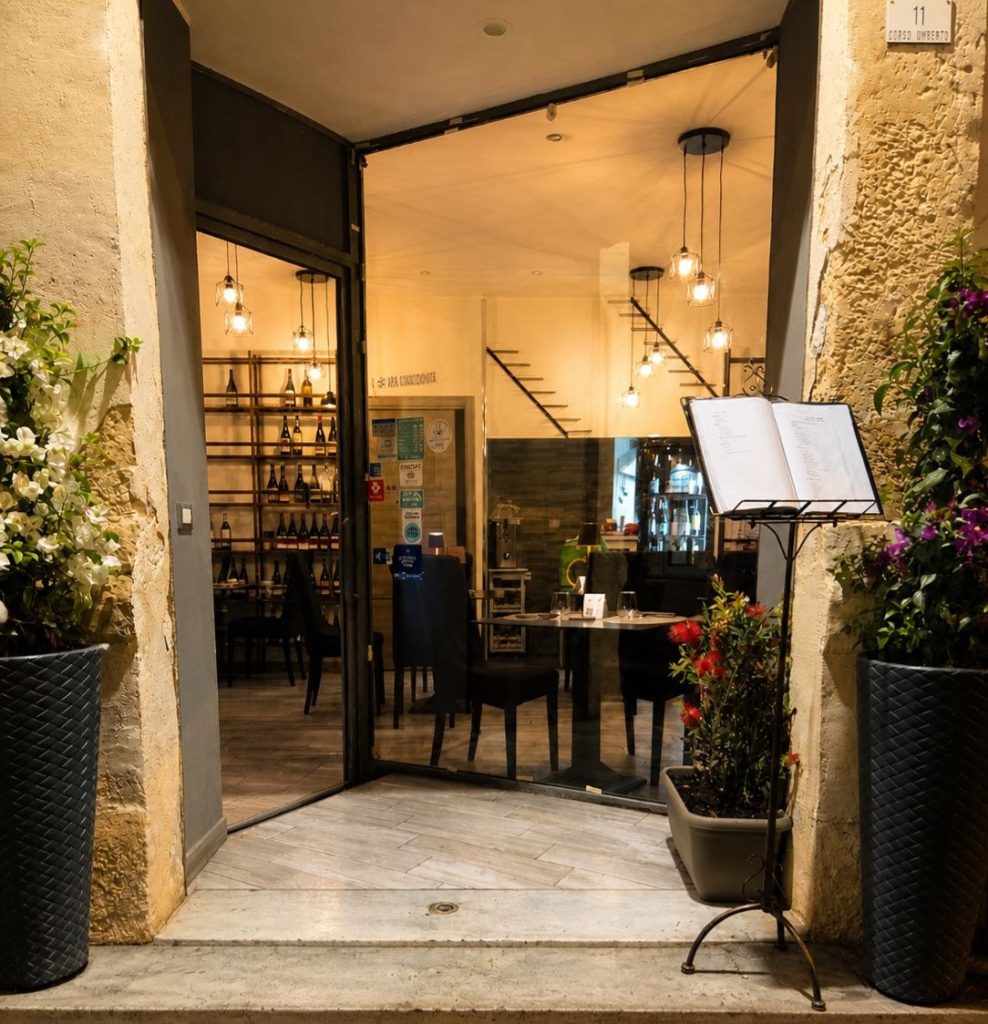 Interno Locanda Sikè, ristorante di pesce a Siracusa in Corso Umberto, ambiente intimo e curato vicino Ortigia
